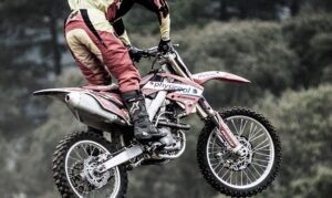 バイクに乗る人