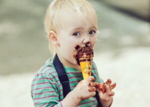 アイスを食べる子供