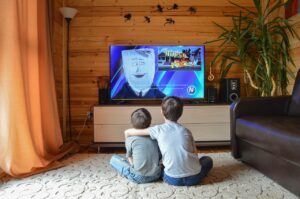 テレビを見る兄弟